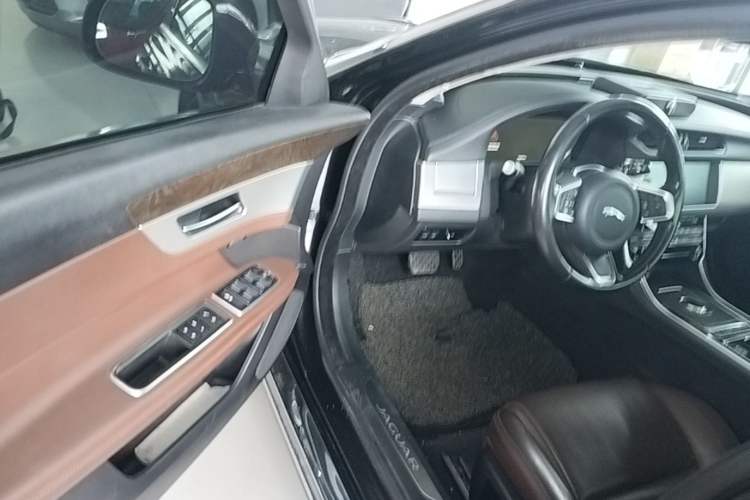 Used Jaguar XFL 2018 XFL 2.0T 250 PS Luxury Edition Driver Seat