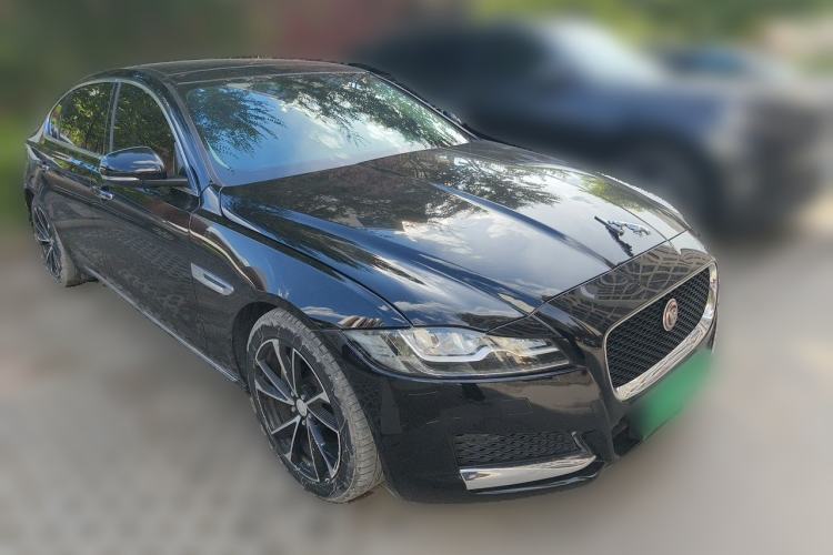 Used Jaguar XFL 2018 XFL 2.0T 250 PS Luxury Edition Front Right 45 Deg