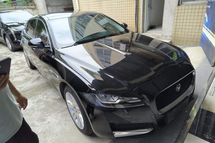 Used Jaguar XFL 2018 XFL 2.0T 250 PS Luxury Edition Front Right 45 Deg