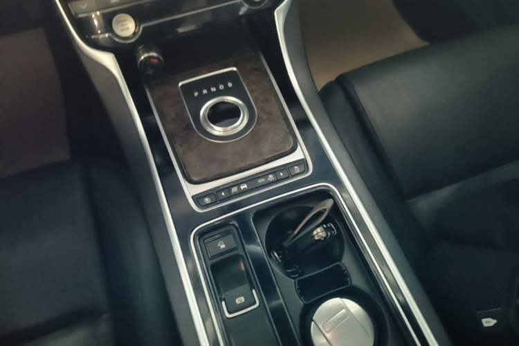 Used Jaguar XFL 2018 XFL 2.0T 250 PS Luxury Edition Gear Lever