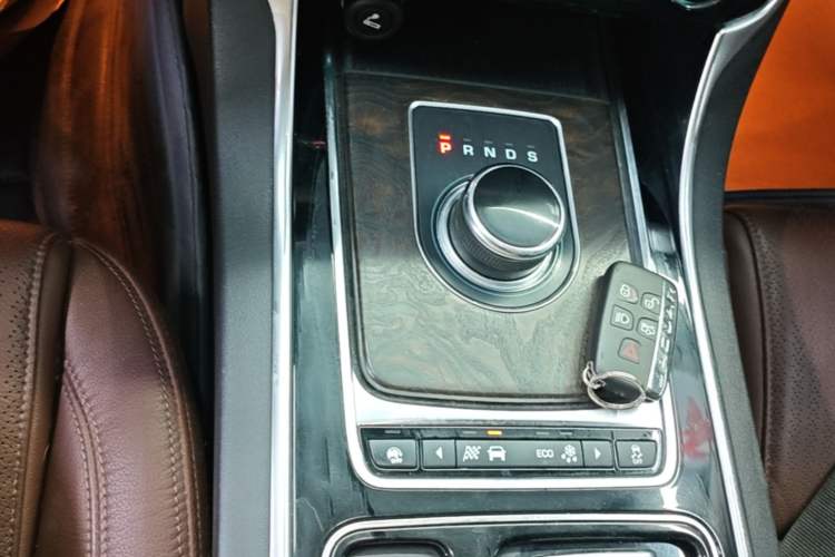 Used Jaguar XFL 2018 XFL 2.0T 250 PS Luxury Edition Gear Lever