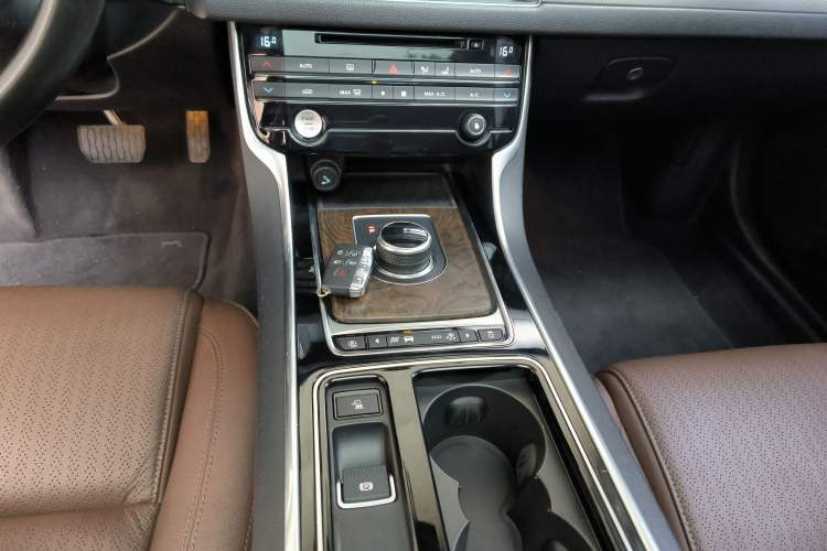 Used Jaguar XFL 2018 XFL 2.0T 250 PS Luxury Edition Gear Lever