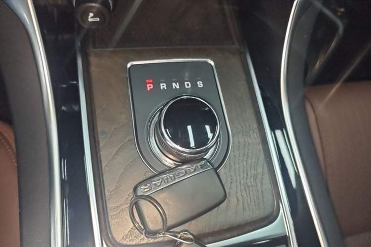 Used Jaguar XFL 2018 XFL 2.0T 250 PS Luxury Edition Gear Lever
