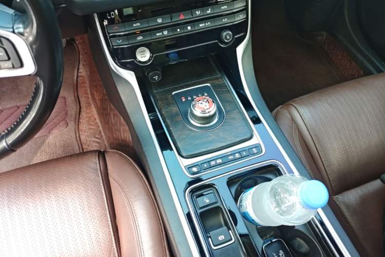 Used Jaguar XFL 2018 XFL 2.0T 250 PS Premium Edition Gear Lever