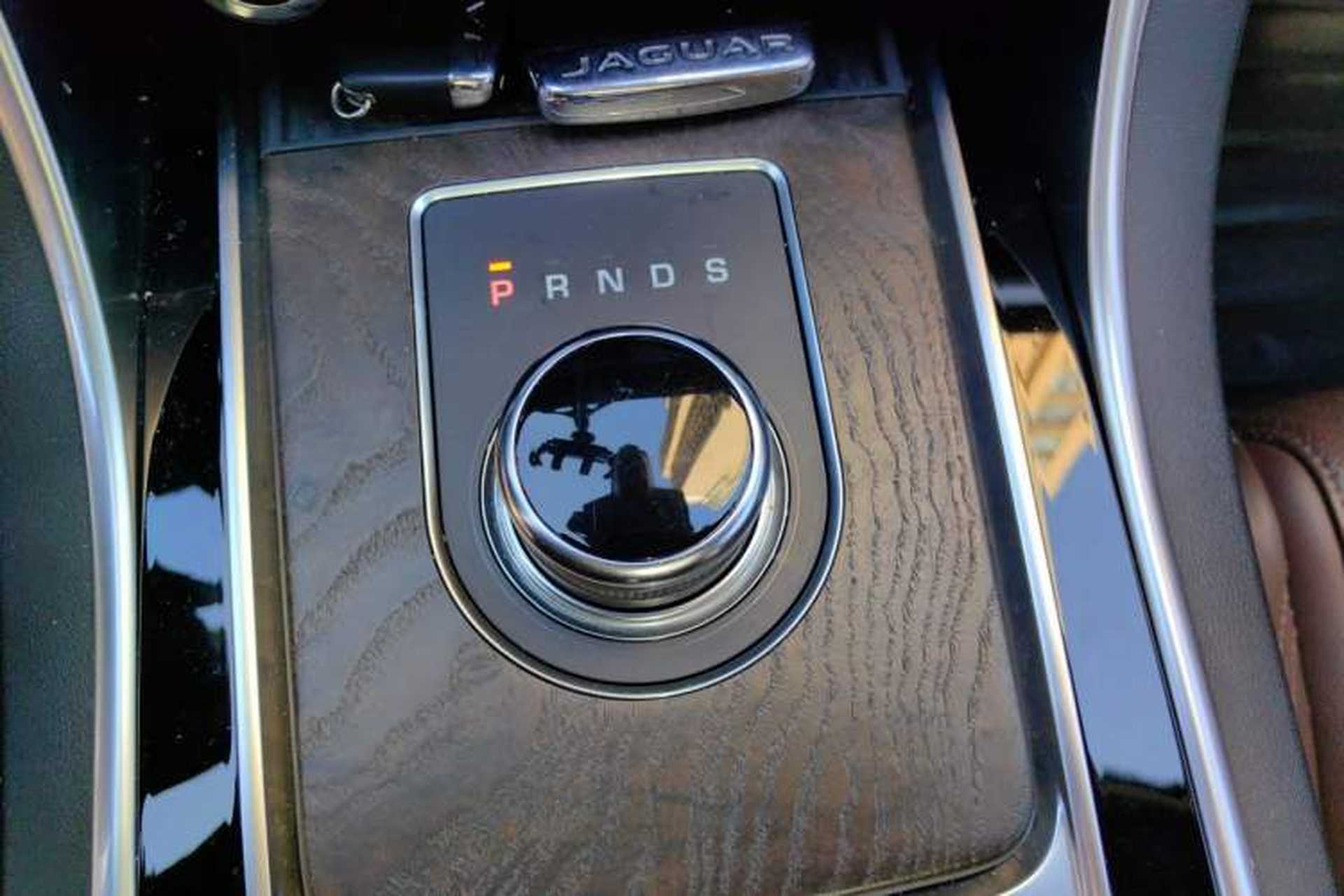 Used Jaguar XFL 2018 XFL 2.0T 250 PS Luxury Edition Gear Lever