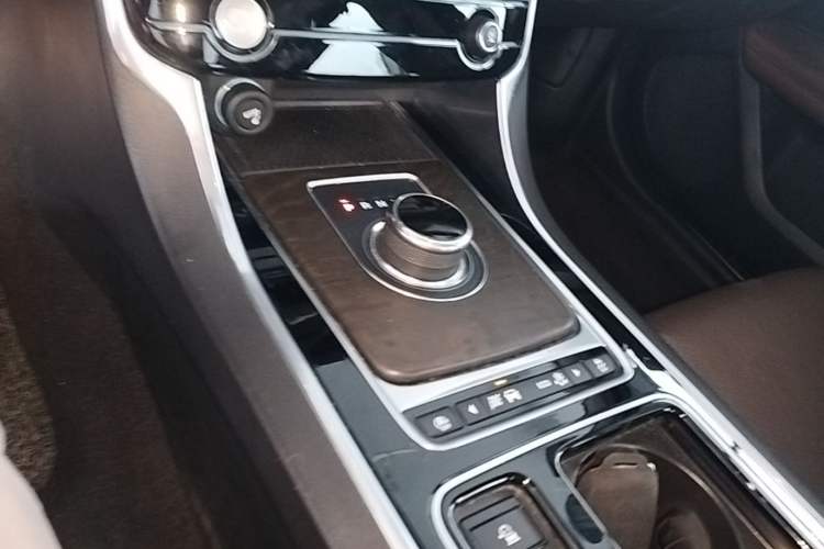 Used Jaguar XFL 2018 XFL 2.0T 250 PS Luxury Edition Gear Lever