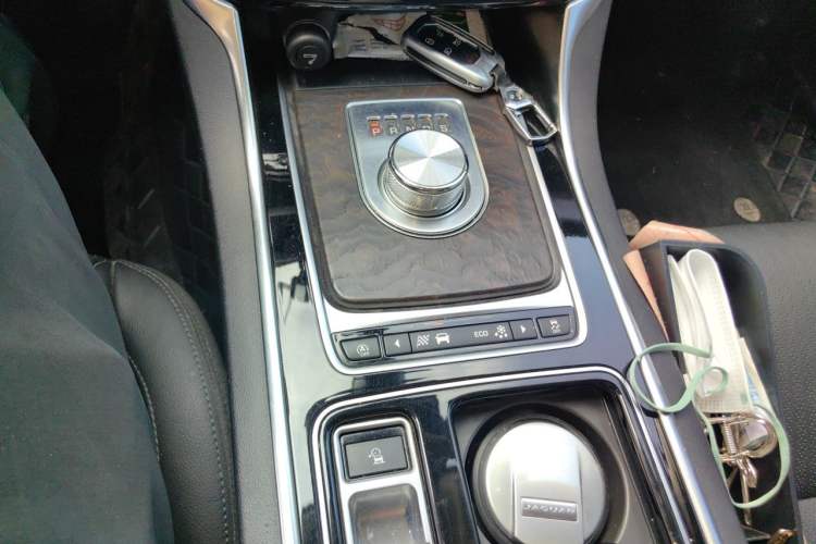Used Jaguar XFL 2018 XFL 2.0T 250 PS Luxury Edition Gear Lever