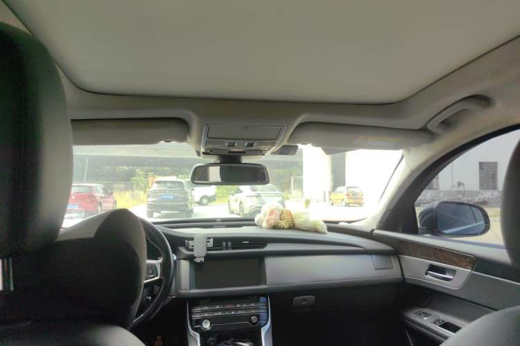 Used Jaguar XFL 2018 XFL 2.0T 250 PS Luxury Edition Headliner