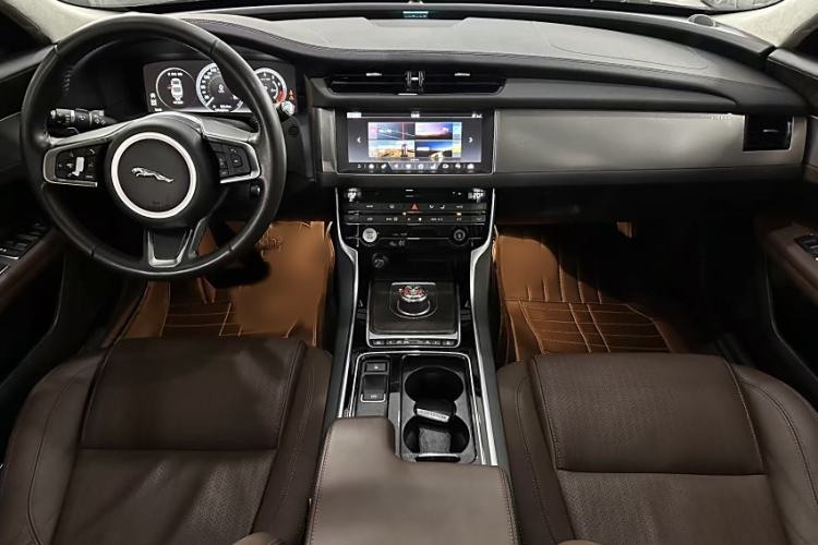Used Jaguar XFL 2018 XFL 2.0T 250 PS Premium Edition Interior 1