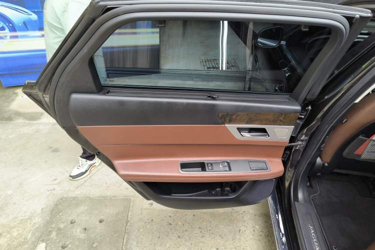 Used Jaguar XFL 2018 XFL 2.0T 250 PS Luxury Edition Left Rear Door Interior