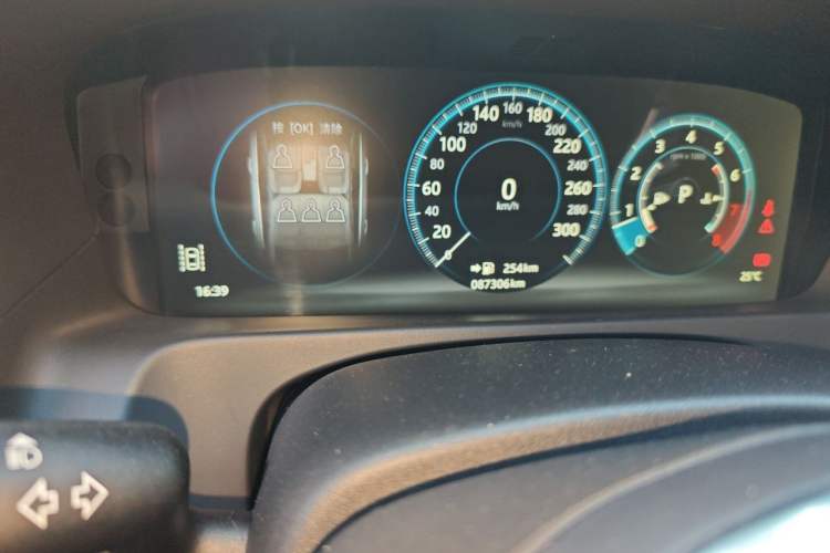 Used Jaguar XFL 2018 XFL 2.0T 250 PS Luxury Edition Odometer Close Up