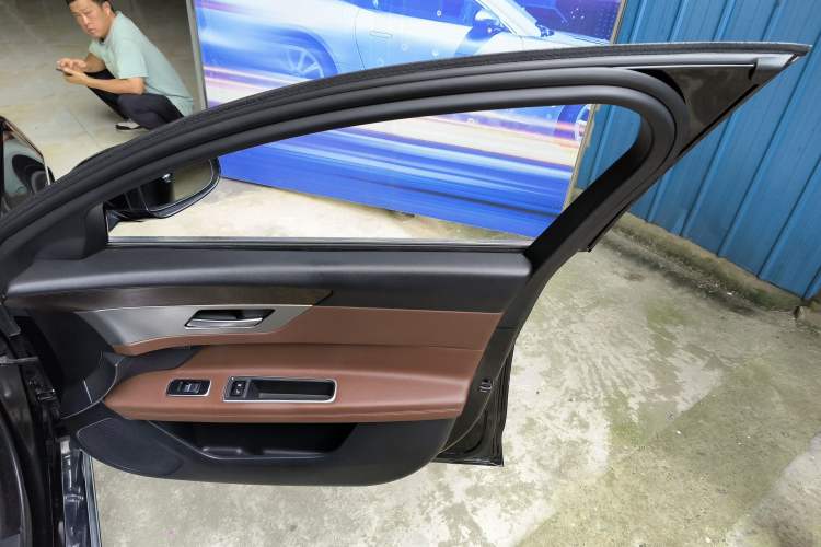 Used Jaguar XFL 2018 XFL 2.0T 250 PS Luxury Edition Right Front Door Interior