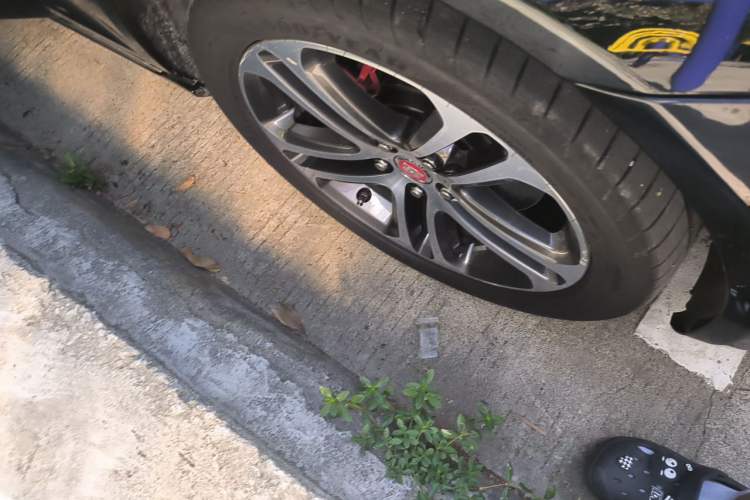 Used Jaguar XFL 2018 XFL 2.0T 250 PS Premium Edition Right Front Wheel Hub