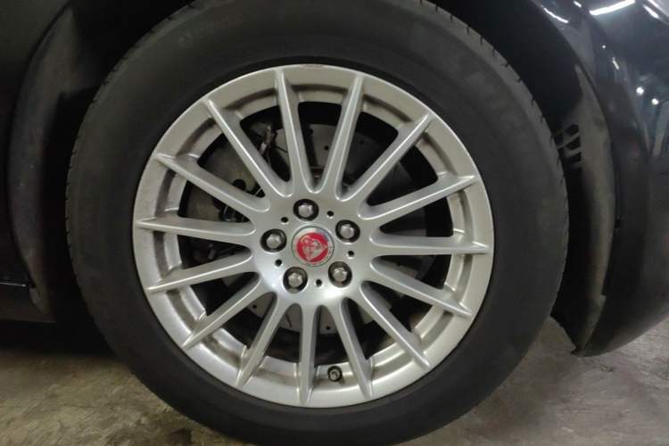 Used Jaguar XFL 2018 XFL 2.0T 200PS Luxury Edition Right Front Wheel Hub