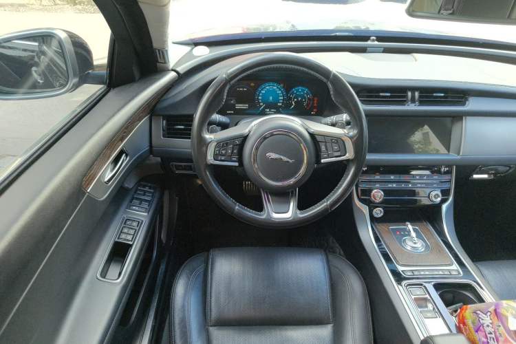 Used Jaguar XFL 2018 XFL 2.0T 250 PS Luxury Edition Steering Wheel