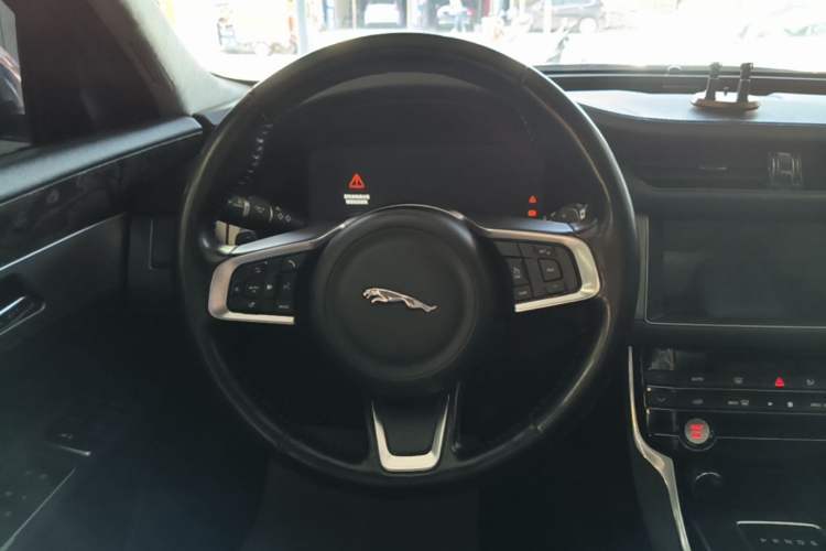 Used Jaguar XFL 2018 XFL 2.0T 250 PS Luxury Edition Steering Wheel