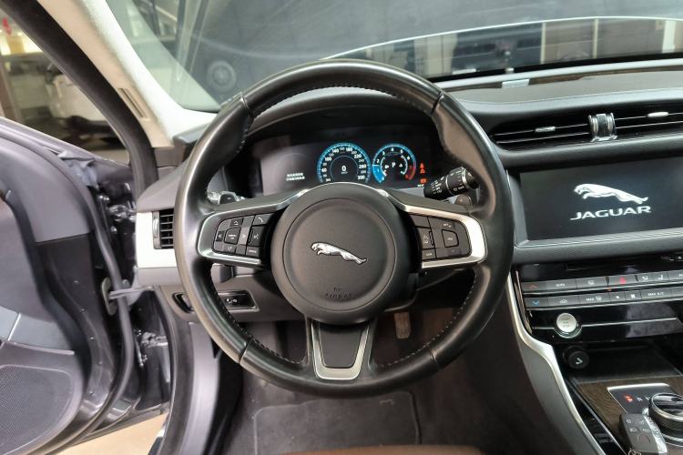 Used Jaguar XFL 2018 XFL 2.0T 250 PS Luxury Edition Steering Wheel