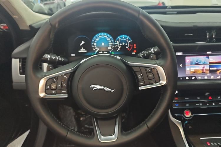 Used Jaguar XFL 2018 XFL 2.0T 250 PS Luxury Edition Steering Wheel
