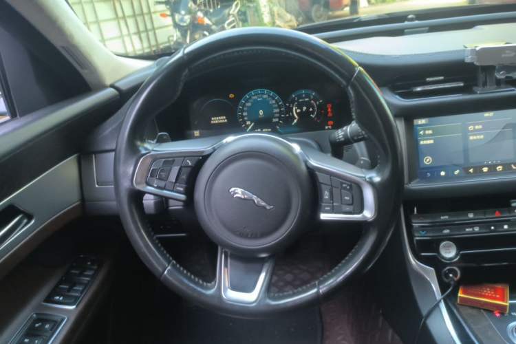 Used Jaguar XFL 2018 XFL 2.0T 250 PS Premium Edition Steering Wheel