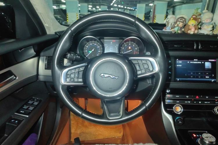 Used Jaguar XFL 2018 XFL 2.0T 200PS Luxury Edition Steering Wheel