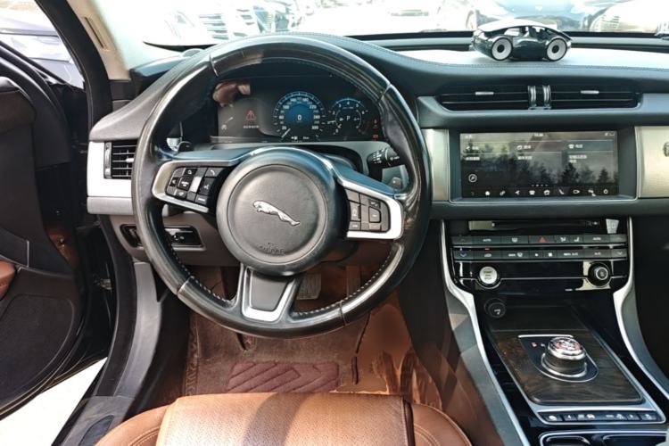 Used Jaguar XFL 2018 XFL 2.0T 250 PS Premium Edition Steering Wheel