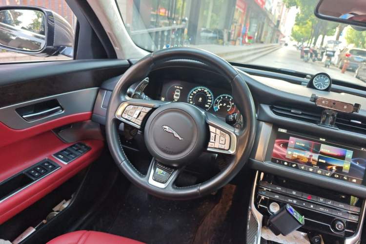 Used Jaguar XFL 2018 XFL 2.0T 250 PS Luxury Edition Steering Wheel