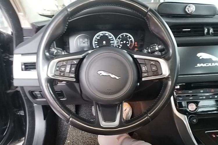 Used Jaguar XFL 2018 XFL 2.0T 250 PS Luxury Edition Steering Wheel