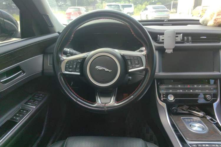 Used Jaguar XFL 2018 XFL 2.0T 250 PS Luxury Edition Steering Wheel