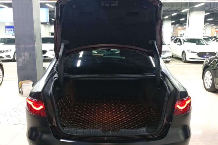 Used Jaguar XFL 2018 XFL 2.0T 250 PS Luxury Edition Trunk
