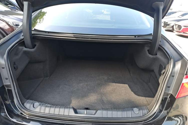 Used Jaguar XFL 2018 XFL 2.0T 250 PS Premium Edition Trunk