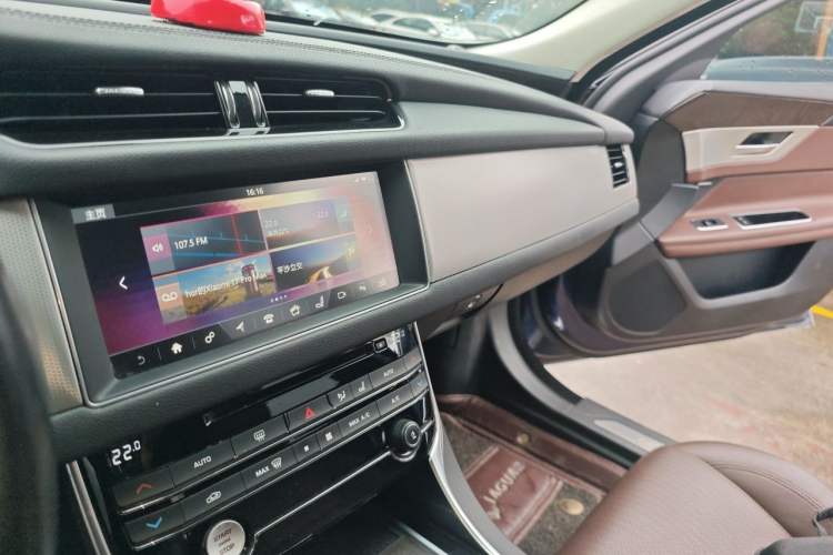 Used Jaguar XFL 2018 XFL 2.0T 250 PS Luxury Edition Audio And AC Panel