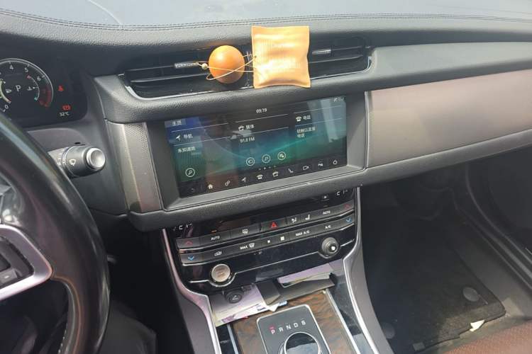 Used Jaguar XFL 2018 XFL 2.0T 250 PS Premium Edition Audio And AC Panel