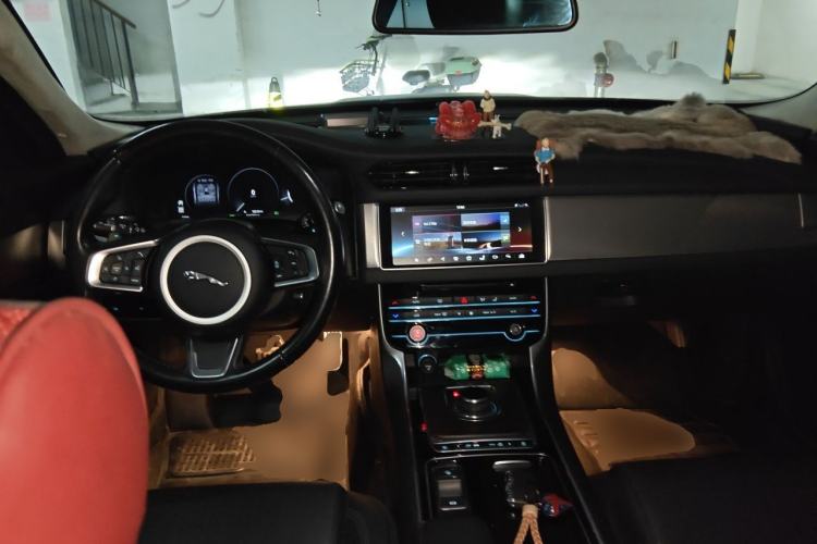 Used Jaguar XFL 2018 XFL 2.0T 250 PS Luxury Edition Center Console