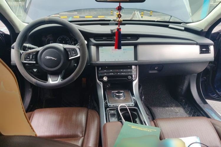 Used Jaguar XFL 2018 XFL 2.0T 250 PS Luxury Edition Center Console