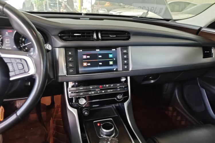 Used Jaguar XFL 2018 XFL 2.0T 200PS Elite Edition Center Console