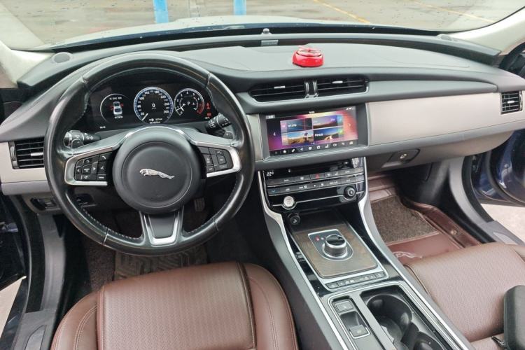 Used Jaguar XFL 2018 XFL 2.0T 250 PS Luxury Edition Center Console
