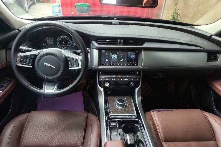 Used Jaguar XFL 2018 XFL 2.0T 250 PS Premium Edition Center Console