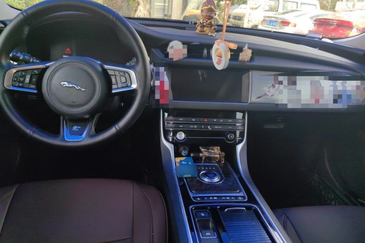 Used Jaguar XFL 2018 XFL 2.0T 250 PS Luxury Edition Center Console