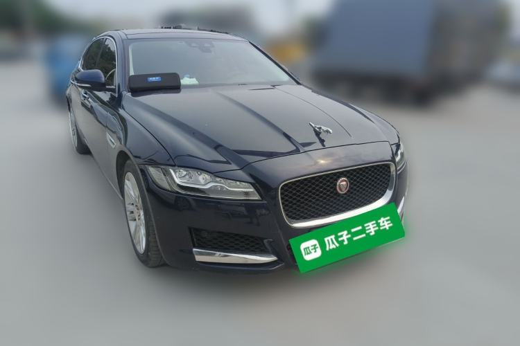 Used Jaguar XFL 2018 XFL 2.0T 250 PS Luxury Edition Front Right 45 Deg