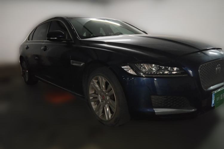 Used Jaguar XFL 2018 XFL 2.0T 250 PS Luxury Edition Front Right 45 Deg