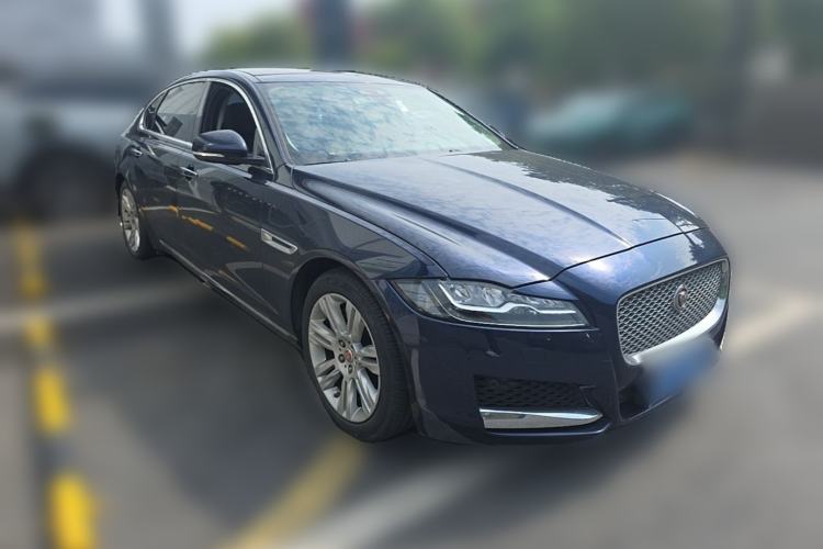 Used Jaguar XFL 2018 XFL 2.0T 250 PS Premium Edition Front Right 45 Deg
