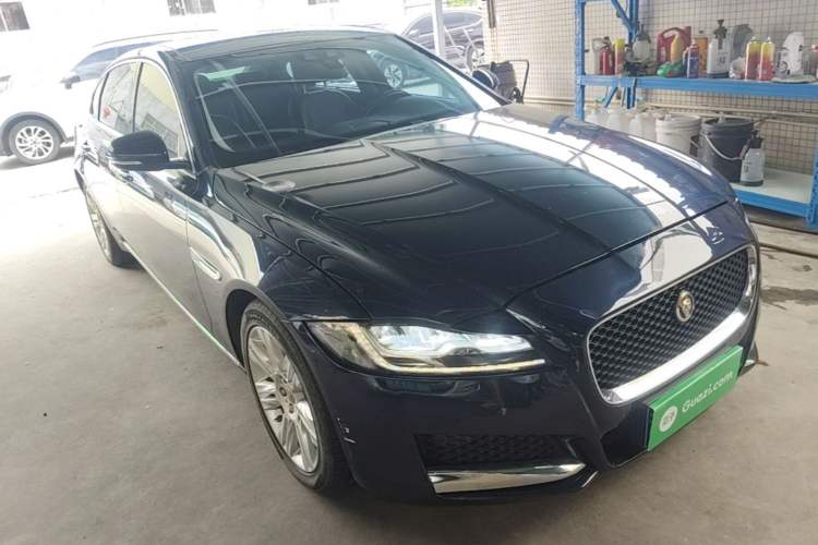 Used Jaguar XFL 2018 XFL 2.0T 250 PS Luxury Edition Front Right 45 Deg