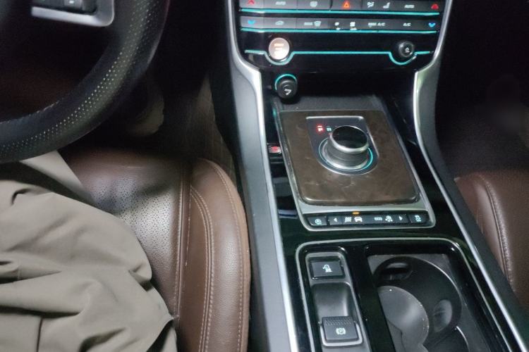 Used Jaguar XFL 2018 XFL 2.0T 250 PS Luxury Edition Gear Lever