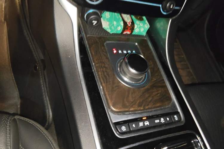 Used Jaguar XFL 2018 XFL 2.0T 250 PS Luxury Edition Gear Lever