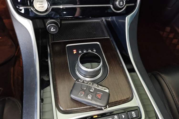 Used Jaguar XFL 2018 XFL 2.0T 200PS Elite Edition Gear Lever