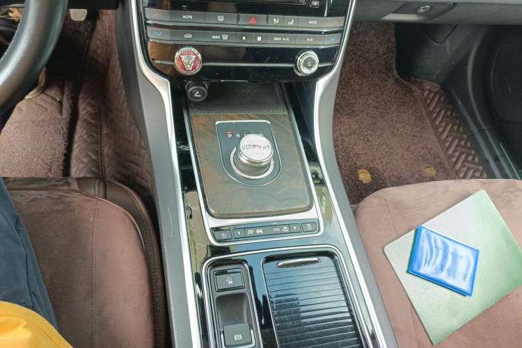 Used Jaguar XFL 2018 XFL 2.0T 250 PS Luxury Edition Gear Lever