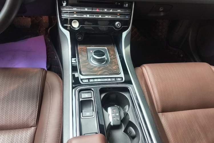 Used Jaguar XFL 2018 XFL 2.0T 250 PS Premium Edition Gear Lever