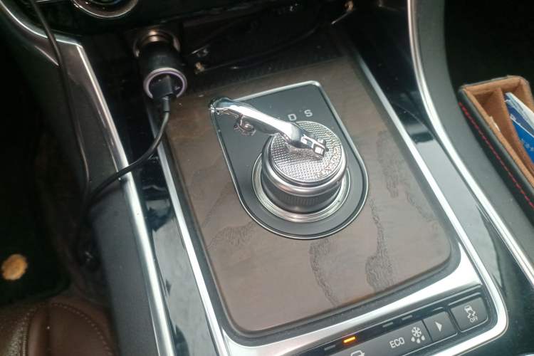 Used Jaguar XFL 2018 XFL 2.0T 250 PS Luxury Edition Gear Lever