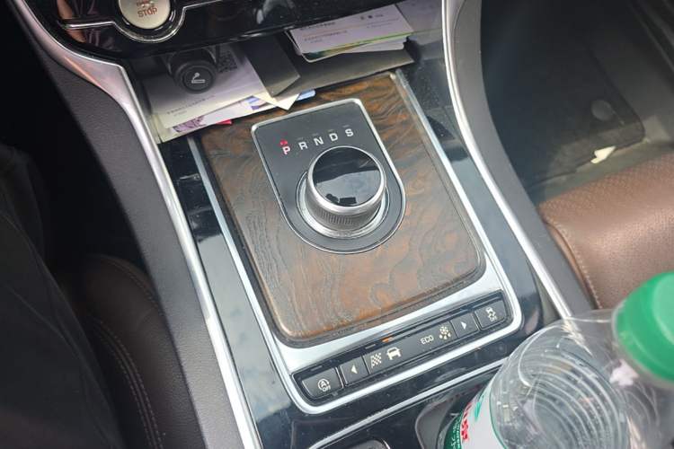Used Jaguar XFL 2018 XFL 2.0T 250 PS Premium Edition Gear Lever