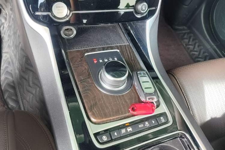 Used Jaguar XFL 2018 XFL 2.0T 250 PS Luxury Edition Gear Lever